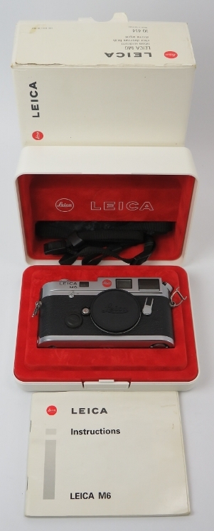 A Leica M6 silver chrome finish rangefinder camera body. Box, carry strap and instructions included. - Image 5 of 5