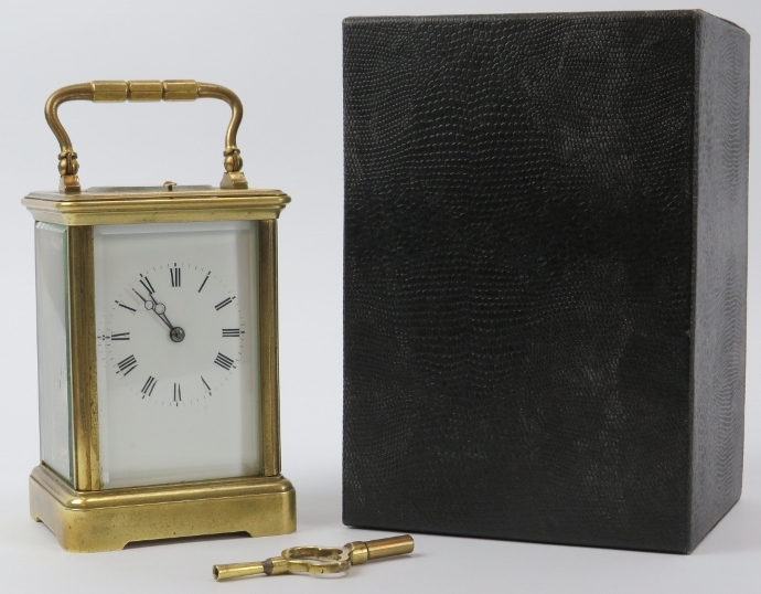 An English brass repeater carriage clock, 20th century. Box and key included. 13.8 cm height. - Image 6 of 6