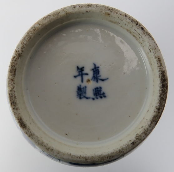 A Chinese blue and white porcelain vase, 19th century. Decorated with ‘Hundred Antiques’ - Bild 4 aus 4