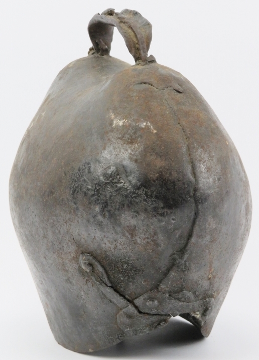 An antique cast iron cowbell, 19th century. 25 cm height. Condition report: Some age related wear - Image 3 of 4