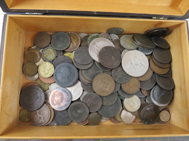 A carved wood box of mixed 19th and 20th century British, European and world coins including a Queen - Image 2 of 3