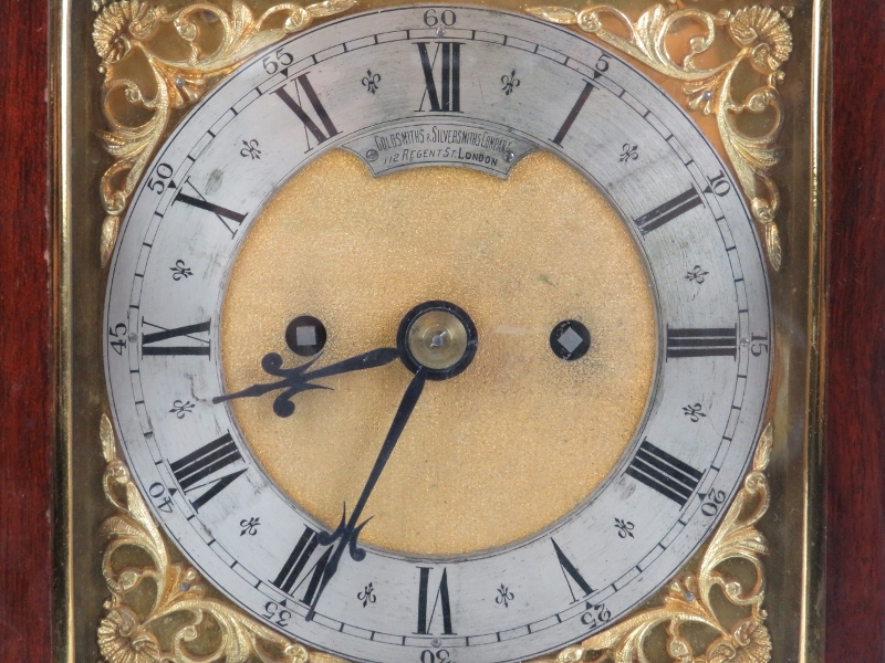 An Edwardian double fusee mahogany bracket clock by Goldsmiths & Silversmiths of London. Door key, - Bild 2 aus 8
