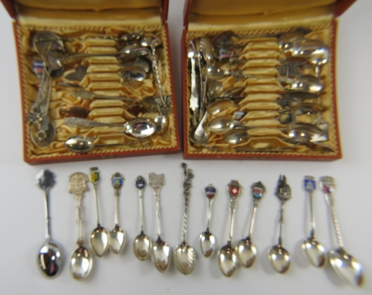 A collection of mainly silver souvenir spoons from countries all over the world, many enamelled. - Image 4 of 4