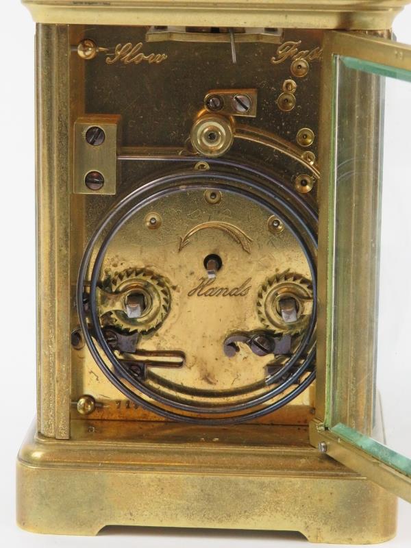 An English brass repeater carriage clock, 20th century. Box and key included. 13.8 cm height. - Image 4 of 6