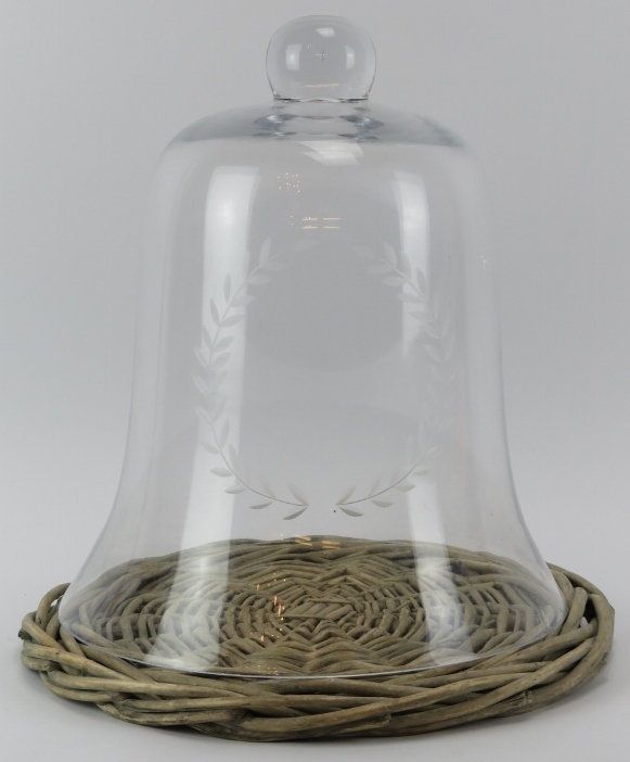 A large engraved glass cheese bell. Engraved with a laurel wreath. 34 cm height, 29.8 cm diameter.