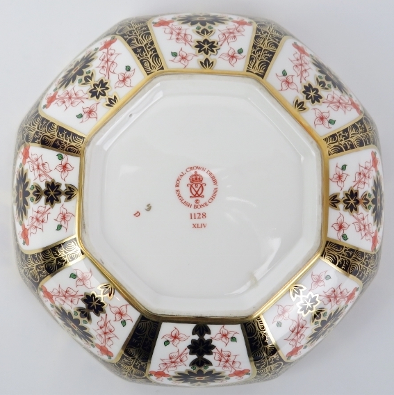 A Crown Derby porcelain Imari pattern bowl. Of octagonal form. Numbered 1128 with factory marks - Bild 4 aus 4