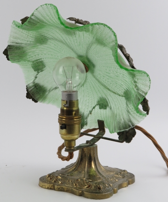A vintage gilt metal and green glass lotus pad table lamp, early/mid 20th century. Decorated with - Image 2 of 4