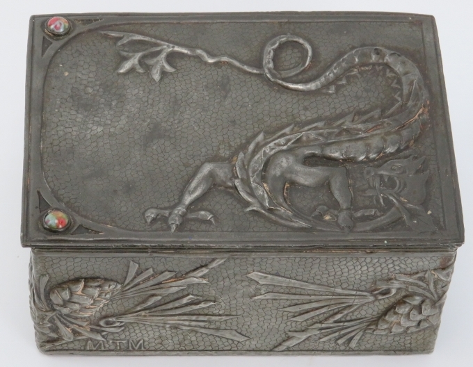 A rare Arts & Crafts pewter trinket box, early 20th century. Decorated in repoussé with a dragon and - Bild 2 aus 7
