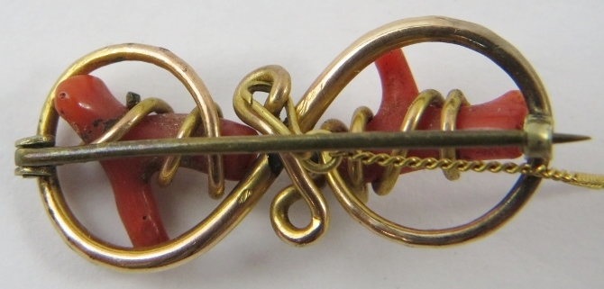 A Late Victorian gold and coral brooch, of figure of eight design, with pin clasp and safety - Image 2 of 2