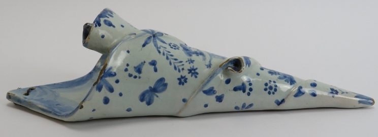 An English Delft tin glazed wall pocket. Possibly 18th century. 35.1 cm height. Condition report: - Image 4 of 4