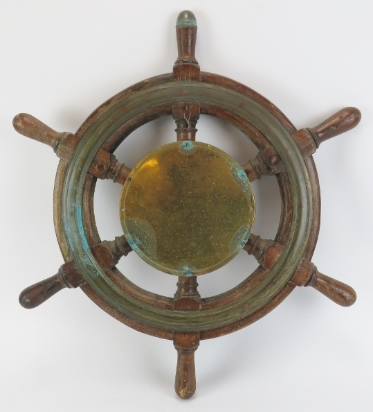 Maritime: A Sestrel bulkhead clock set within an oak and brass six spoke ship’s wheel, 20th century. - Bild 3 aus 3