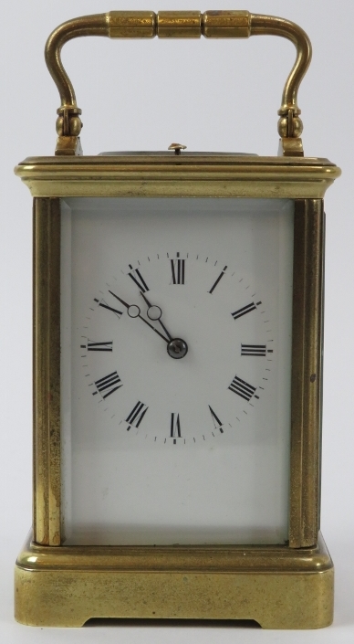 An English brass repeater carriage clock, 20th century. Box and key included. 13.8 cm height.