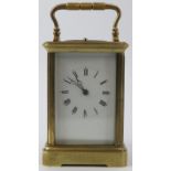 An English brass repeater carriage clock, 20th century. Box and key included. 13.8 cm height.