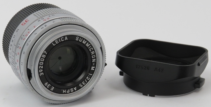A Leica Summicron-M 1:2 35mm ASPH camera lens with hood. Leica pouch included. Serial number: