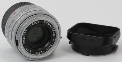 A Leica Summicron-M 1:2 35mm ASPH camera lens with hood. Leica pouch included. Serial number: