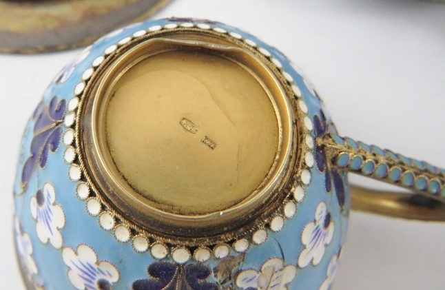 Two Russian silver gilt and enamel cups and saucers and a matching sugar basket. Each with enamelled - Image 4 of 5