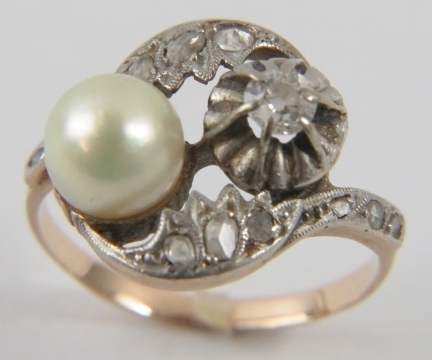 A diamond and Mallorcan pearl toi et moi dress ring, set with a pearl and old cut diamond - Image 3 of 3