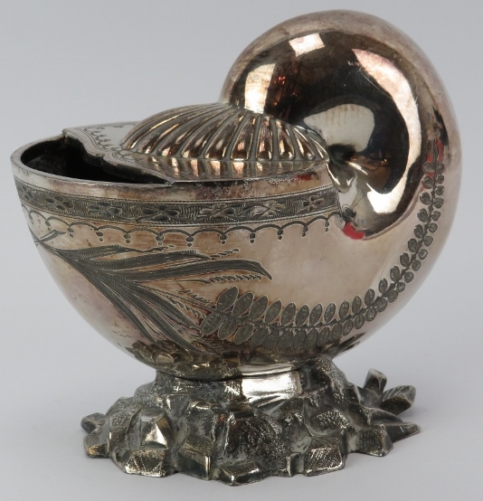 A late Victorian Walker and Hall silver plated nautilus shell spoon warmer. 14.3 cm height. - Image 2 of 3