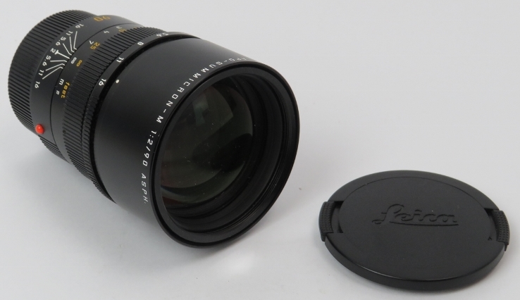 A Leica APO-Summicron-M 1:2 90mm ASPH camera lens. Leica case and additional lens cap (E39) - Image 2 of 3