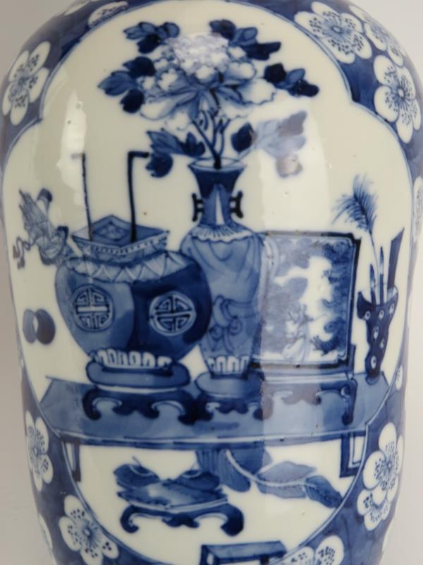 A Chinese blue and white porcelain vase, 19th century. Decorated with ‘Hundred Antiques’ - Bild 3 aus 4