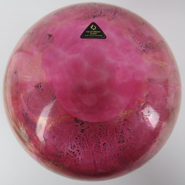 A large Isle of Wight mottled red and aventurine glass vase. Of globular form with factory label - Bild 3 aus 3