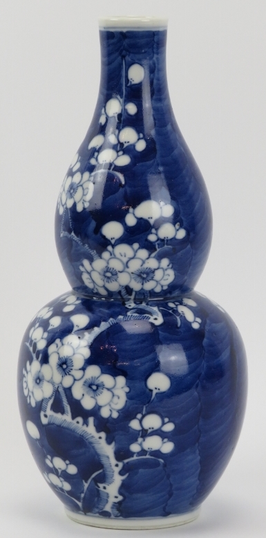 A Chinese blue and white porcelain double gourd vase, 19th century. With blossoming prunus - Bild 2 aus 3