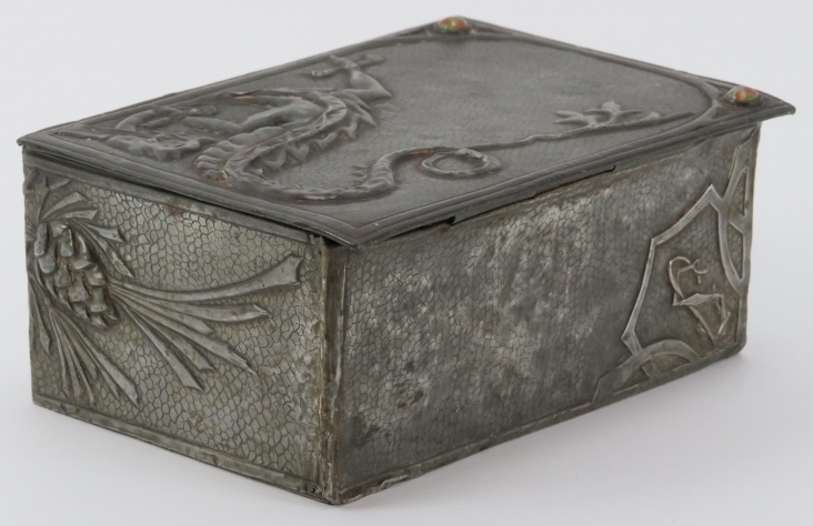 A rare Arts & Crafts pewter trinket box, early 20th century. Decorated in repoussé with a dragon and - Image 4 of 7