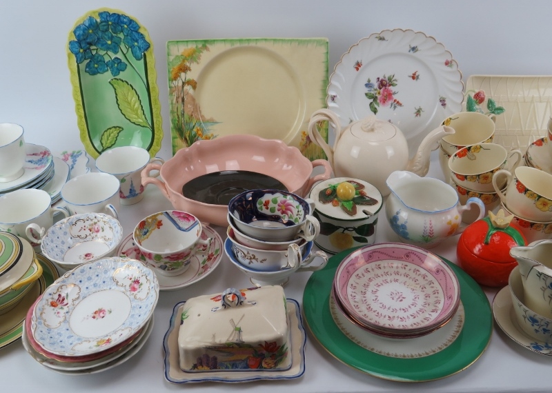 A large quantity of British and European porcelain wares, late 19th/20th century. Notable - Image 3 of 4