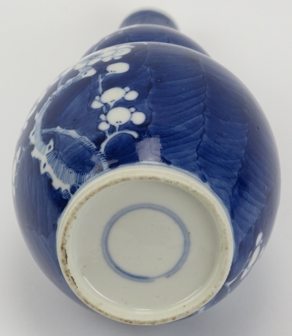 A Chinese blue and white porcelain double gourd vase, 19th century. With blossoming prunus - Image 3 of 3