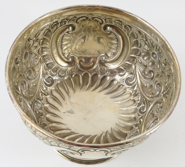 A small Edwardian silver rose bowl with floral and acanthus decoration. Hallmarked for Sheffield - Image 2 of 3