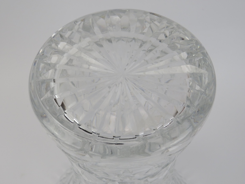 A large Bohemian clear cut crystal glass vase, 20th century. 30 cm height. Condition report: Good - Image 3 of 3