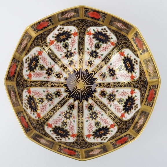 A Crown Derby porcelain Imari pattern bowl. Of octagonal form. Numbered 1128 with factory marks - Bild 3 aus 4