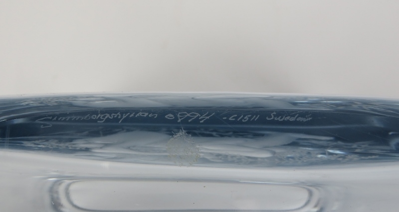 A Strombergshyttan Swedish ice coloured crystal glass vase engraved with a recumbent deer, 20th - Image 6 of 6