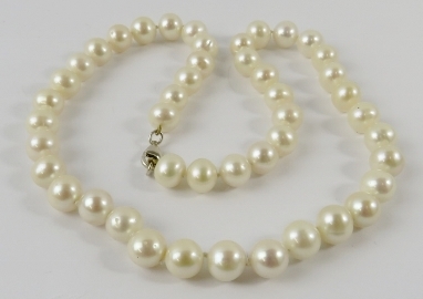 A cultured pearl necklace, the 9-9.5mm ovoid cultured pearls individually knotted with silver clasp, - Image 2 of 2