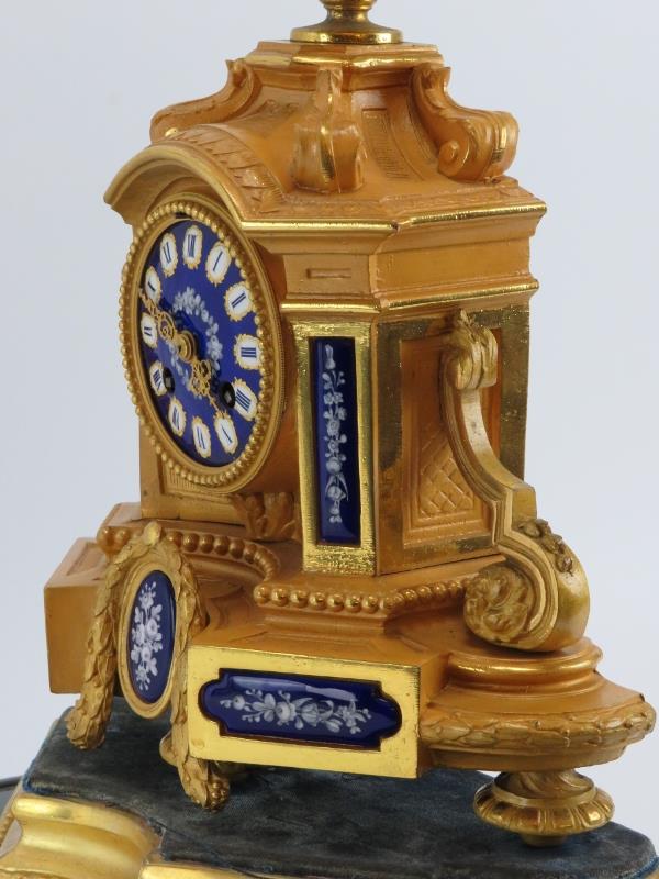 A French ormolu and enamel decorated mantle clock, 19th century. With hand painted enamelled metal - Bild 7 aus 8
