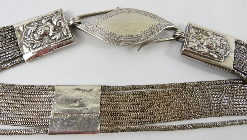 A white metal snake link belt with s-hook clasp, probably South East Asian. Indistinct marks. - Image 2 of 4