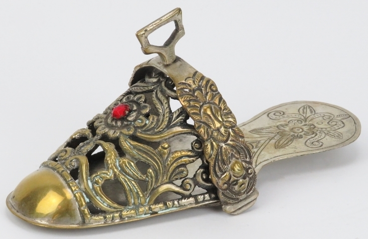 A Peruvian embossed plated brass ladies stirrup, 18th/19th century. Of slipper form, decorated - Image 2 of 5