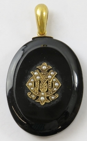 A Victorian onyx and seed pearl mourning locket with woven hair panel to reverse and hoop bale - Image 3 of 3