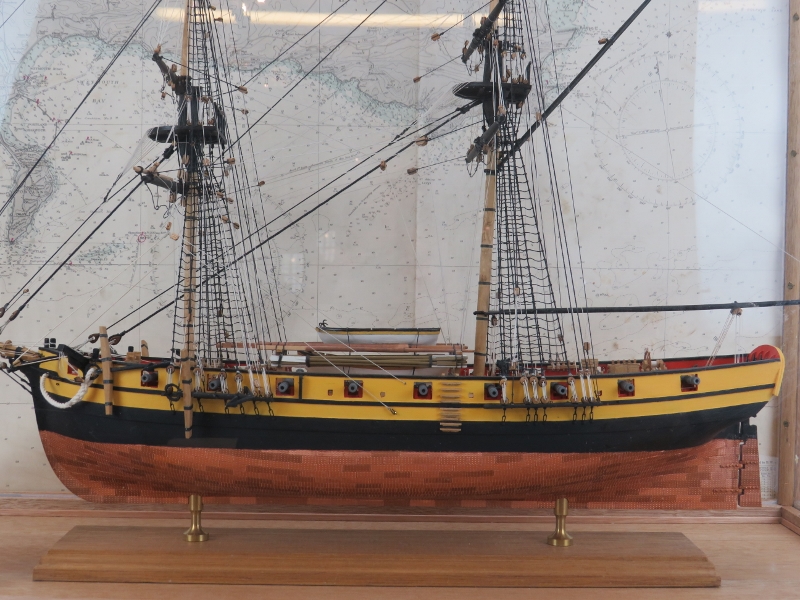 Maritime: A model of the 18-gun French Naval ship HMS Jalouse, 20th century. Finely hand crafted and - Image 2 of 6