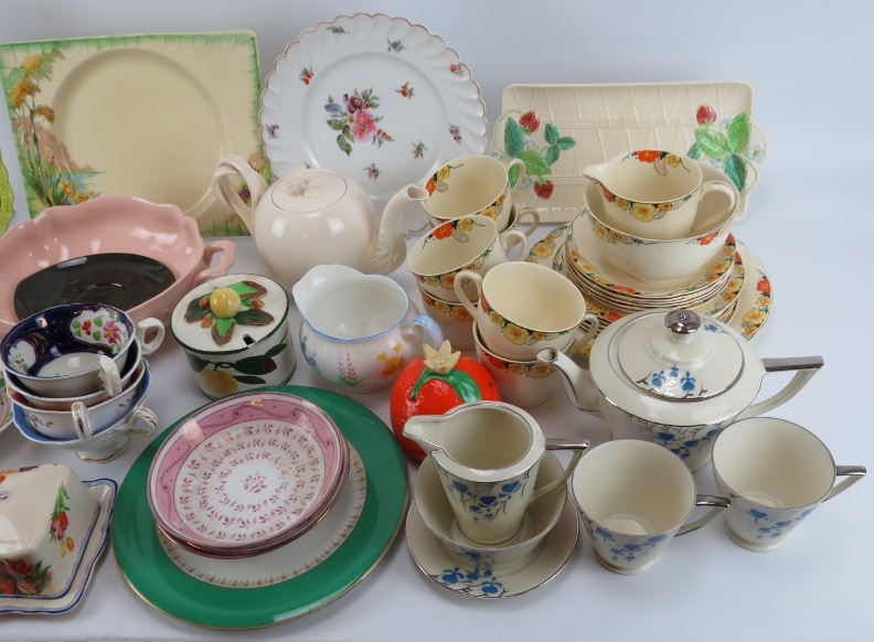 A large quantity of British and European porcelain wares, late 19th/20th century. Notable - Image 4 of 4