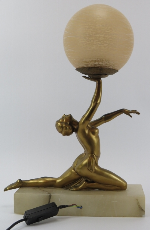 A vintage Art Deco gilt spelter figural table lamp. Modelled as a female dancer holding a - Bild 2 aus 3