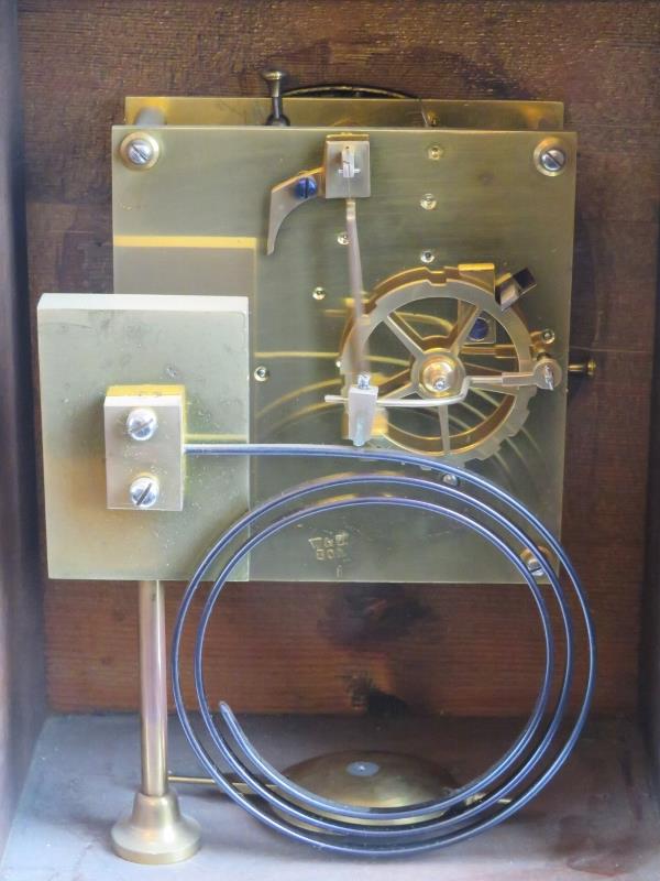 A Victorian Hogg & Shaw of Manchester oak mantel clock. Pendulum and key included. 37.5 cm height, - Bild 4 aus 5
