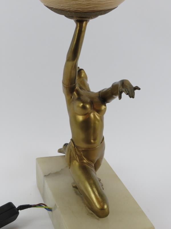 A vintage Art Deco gilt spelter figural table lamp. Modelled as a female dancer holding a - Bild 3 aus 3