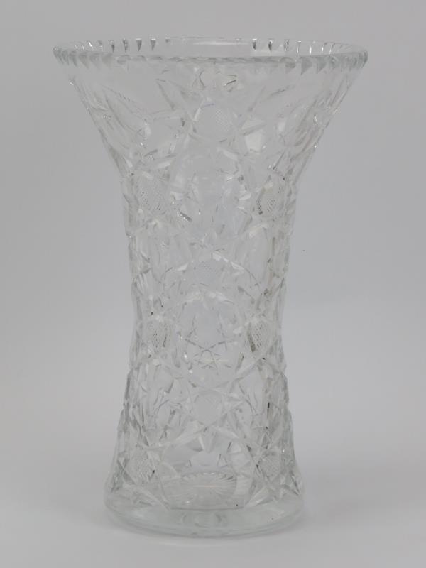 A large Bohemian clear cut crystal glass vase, 20th century. 30 cm height. Condition report: Good