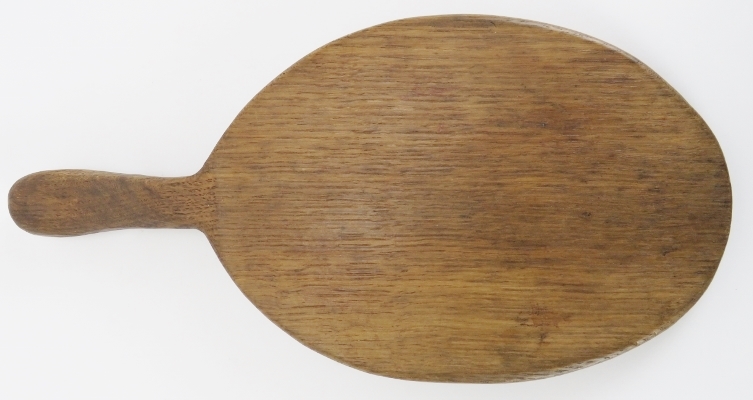 A Robert ‘Mouseman’ Thompson English oak cheeseboard. Of oval form with the trademark mouse carved - Bild 5 aus 5