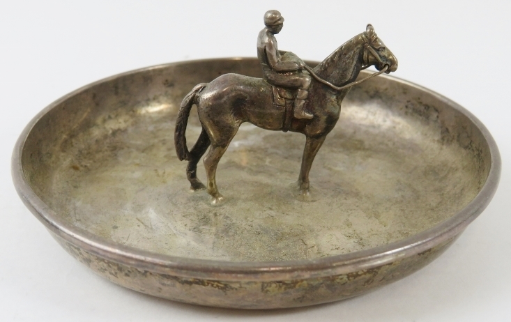 An Asprey & Co silver pin dish with mounted horse and jockey. Hallmarked for London 1929. Diameter - Image 2 of 3