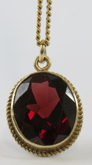 A 9ct yellow gold and garnet pendant with filed curb chain 45cm long, gross total weight 2.2gms - Image 4 of 5