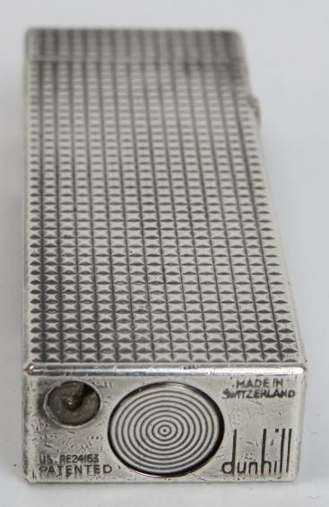 A vintage Dunhill silver plated lighter. US Patent: RE24163. 6.4 cm height. Condition report: Some - Image 3 of 4