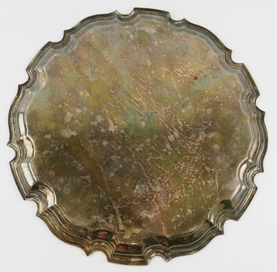 A Georgian style silver tray with pie crust rim and engraved centre. Hallmarked for Birmingham 1961, - Image 3 of 4
