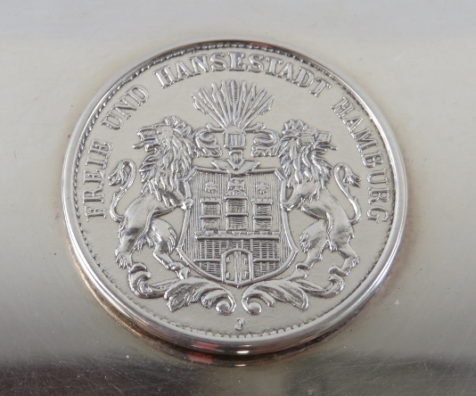 A German silver cigarette box bearing the Hamburg coat of arms. Cedar lined 14.5cm x 10cm. Gross - Image 2 of 4